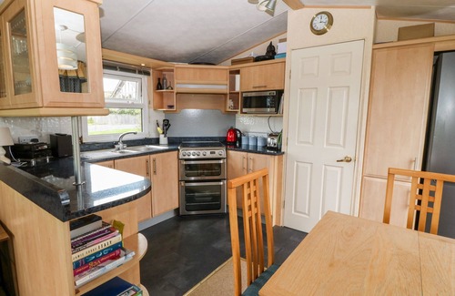 Cylch-Y-Garn Cabaña | PLAS TIRION CARAVAN, family friendly, with a garden in Cemaes Bay