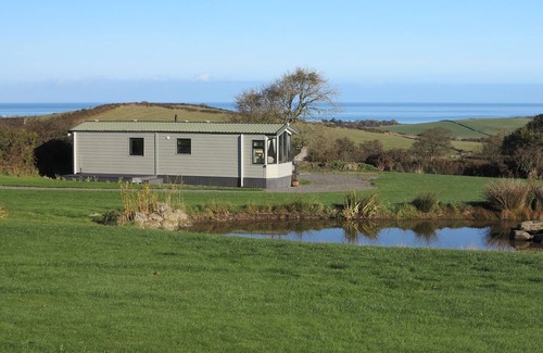 Cylch-Y-Garn Cabaña | PLAS TIRION CARAVAN, family friendly, with a garden in Cemaes Bay