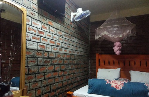 Entebbe Cabina | Plastic Bottles House