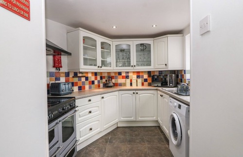 Llandudno Junction Cabaña | PLATFORM 13 RAILWAY COTTAGE, pet friendly in Llandudno Junction