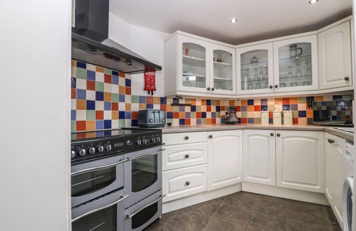Llandudno Junction Cabaña | PLATFORM 13 RAILWAY COTTAGE, pet friendly in Llandudno Junction