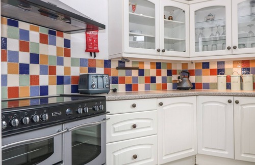 Llandudno Junction Cabaña | PLATFORM 13 RAILWAY COTTAGE, pet friendly in Llandudno Junction
