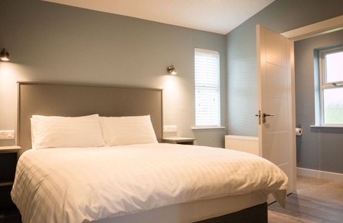 Enniskillen Cabina | Platinum Lakeside Lodge at Mullans Bay