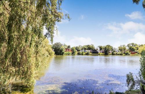 Saxmundham Casa | Platinum lakeside Lodge on resort with fishing