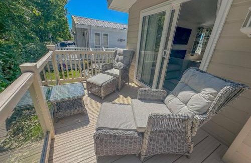 Saxmundham Casa | Platinum lakeside Lodge on resort with fishing