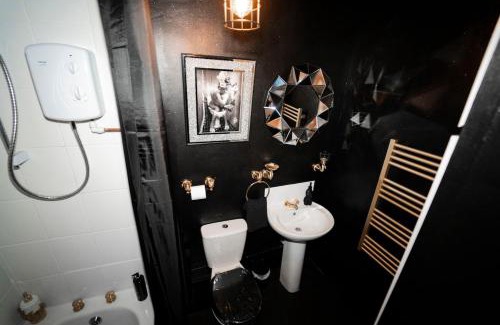Bilston Apartamento | Play Queen - A Playful Unique Hot Tub Retreat