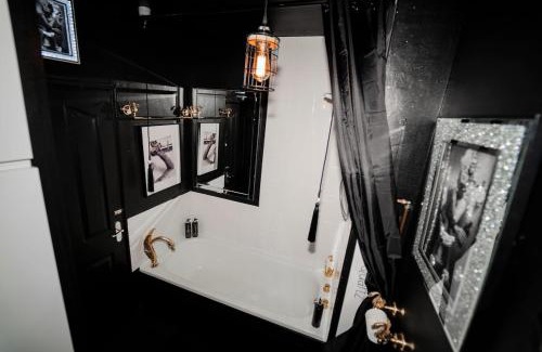 Bilston Apartamento | Play Queen - A Playful Unique Hot Tub Retreat