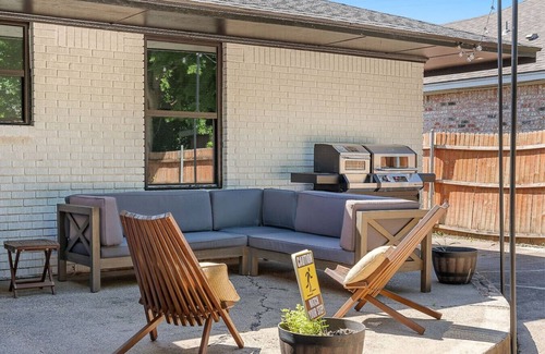 Oak Cliff Casa | Play & Stay | Dallas Home w/ Gym + Gameroom + WiFi