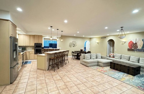 Three Oaks Casa | Play @ The Hideaway - hot tub, sauna, gymnasium