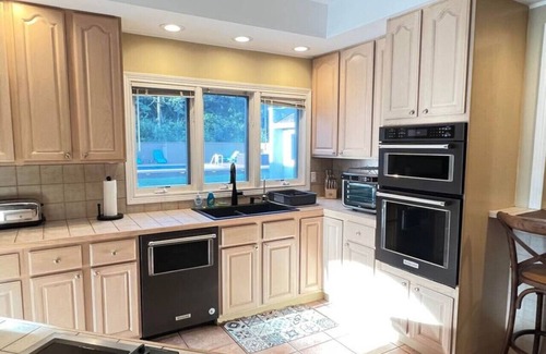 Three Oaks Casa | Play @ The Hideaway - hot tub, sauna, gymnasium