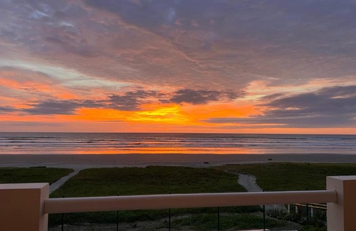 Canoa Apartamento | Playa del Sol beachfront 2bedroom condo