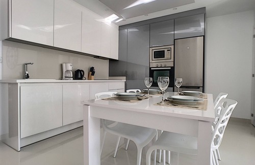 Pueblo Latino Apartamento | Moderna planta baja, wifi, patio, 2 piscinas.