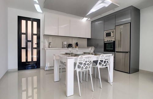 Pueblo Latino Apartamento | Moderna planta baja, wifi, patio, 2 piscinas.