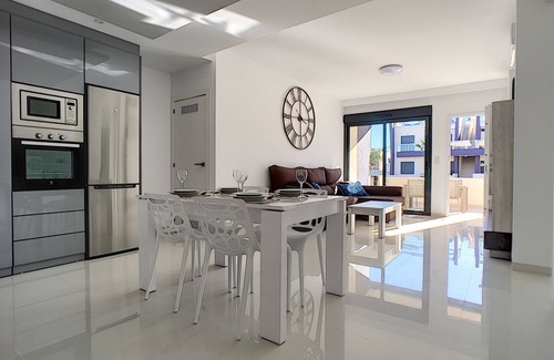 Pueblo Latino Apartamento | Moderna planta baja, wifi, patio, 2 piscinas.