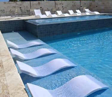 Villas Del Mar Apartamento | Playa Juan Dolio, RD-Acceso Privado A La Playa Justo Al Frente En 1ra Línea, Áreas Sociales, BBQ, Piscina, Gazebos-Parqueo-Wifi-Netflix-Al Lado De Minimarket, Restaurantes, Bares, Tiendas, Clubes de Playa, Campos De Golf, Bancos Comerciales y más