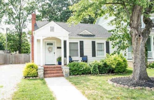 Villa Heights Casa | Plaza Bungalow near Uptown, NoDa, light rail!