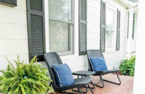 Villa Heights Casa | Plaza Bungalow near Uptown, NoDa, light rail!