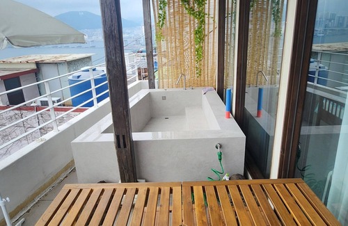 Yeongdo Apartamento | Pleasant 2-bedroom apartment with AC in bustling Busan