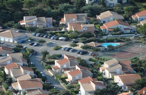 Sorede Villa | Vacaciones agradables con aire acondicionado VILLA-Veranda-jardín y acceso a la piscina-tenis