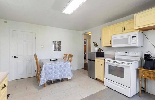 Avalon Casa | Pleasant Getaway in Avalon, PA