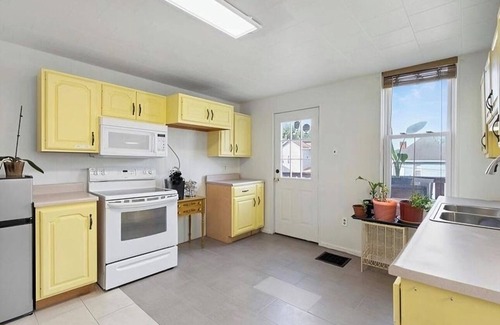 Avalon Casa | Pleasant Getaway in Avalon, PA