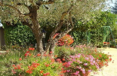 Fontareches Villa | Pleasant gite with shared pool just outside Uzes