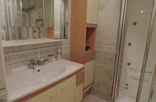 Plobannalec-Lesconil Apartamento | Pleasant recent 2-bedroom apartment on the port