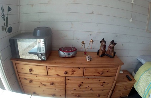 La Chevroliere Cama Y Desayuno | Pleasant self-contained room + pool access