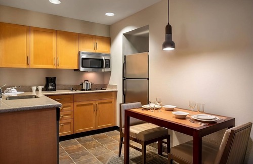 Tempe Hotel | Pleasant Stay, Convenient Location! Full Kitchen, Outdoor Pool, Free Breakfast