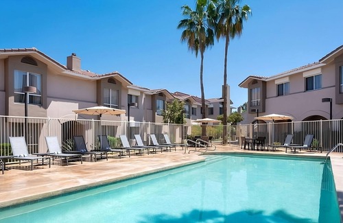 Tempe Hotel | Pleasant Stay, Convenient Location! Full Kitchen, Outdoor Pool, Free Breakfast