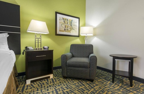 Savannah Hotel | Pleasant Stay! Unit w/ Parking, Near Savannah-Ogeechee Museum!