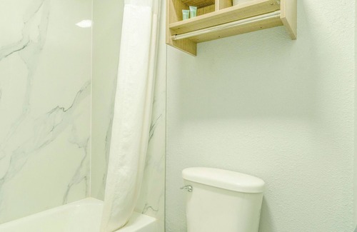 Pleasanton Hotel | Pleasanton Executive Inn By OYO