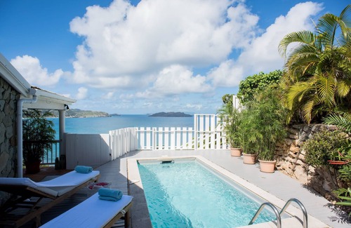 Pointe Milou Villa | Piscina de inmersión, terraza rodeada de piedra y terraza de madera, salón de tamaño completo y desayunador