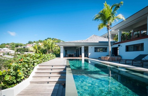 Lurin Villa | Impresionantes vistas al mar, piscina larga y terraza cubierta, a un corto paseo de la playa