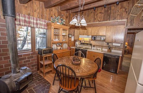 Sunnyside Casa | Classic, acogedora cabaña Tahoe 2br con ajuste selvático. A pie de Sunnyside, un buen precio!