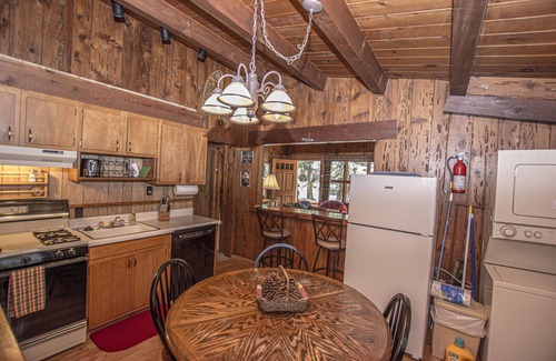 Sunnyside Casa | Classic, acogedora cabaña Tahoe 2br con ajuste selvático. A pie de Sunnyside, un buen precio!
