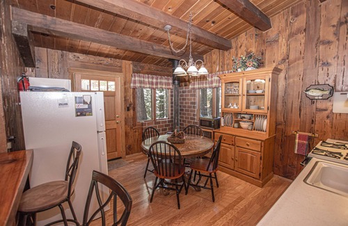 Sunnyside Casa | Classic, acogedora cabaña Tahoe 2br con ajuste selvático. A pie de Sunnyside, un buen precio!