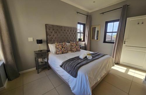 Plettenberg Bay Apartamento | Plettenberg Bay Unit 17 Whale Rock Gardens Apartment with Backup Power