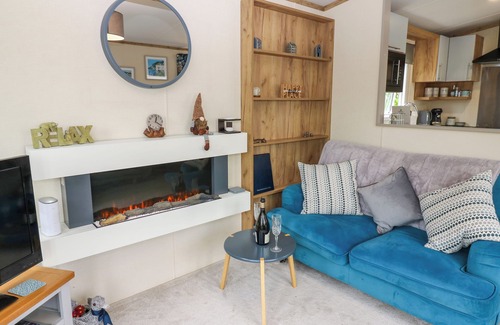 Welton Cabaña | PLOT 41, pet friendly, with hot tub in Armathwaite