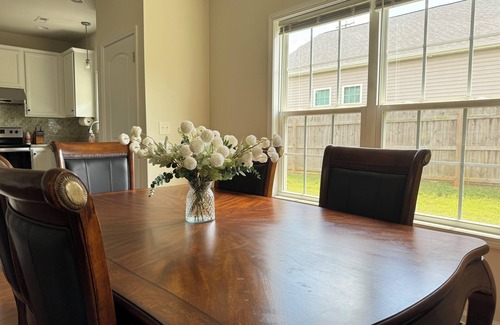 Forest Casa | Plum & Olive - Entire Home 15 Min to LU