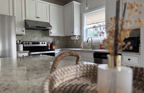 Forest Casa | Plum & Olive - Entire Home 15 Min to LU
