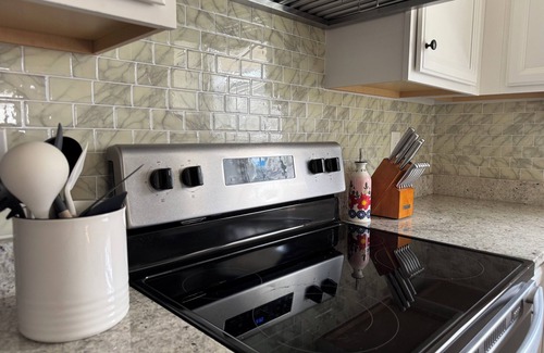 Forest Casa | Plum & Olive - Entire Home 15 Min to LU