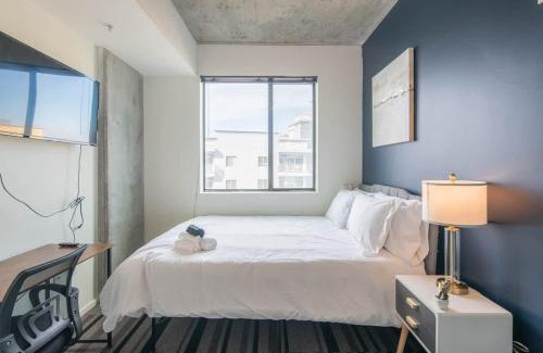 Evans Churchill Apartamento | Plush 2BD - CDT - Gym, Pool, Parking - Sleep 8