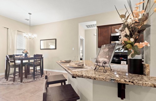 Lake Charles Casa | Plush Beds|High-Speed Wi-Fi| Workspace
