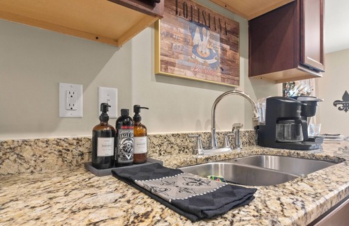Lake Charles Casa | Plush Beds|High-Speed Wi-Fi| Workspace
