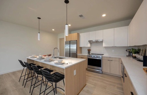 The Gulch Casa | Plush Haven-2 Unit Combo-Walk To Broadway