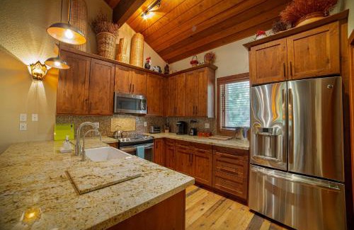 Mammoth Lakes Casa | Plush Mammoth Condo W Balcony Views