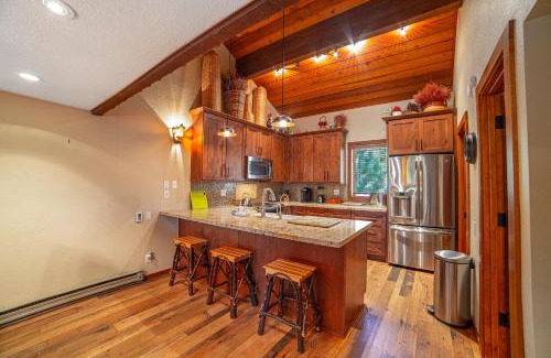 Mammoth Lakes Casa | Plush Mammoth Condo W Balcony Views