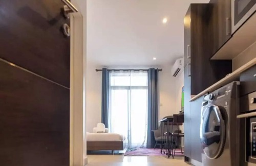 Roman Ridge Apartamento | Plush Studio @Embassy Gardens