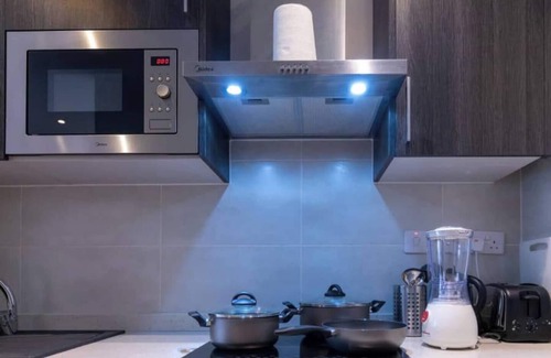 Roman Ridge Apartamento | Plush Studio @Embassy Gardens